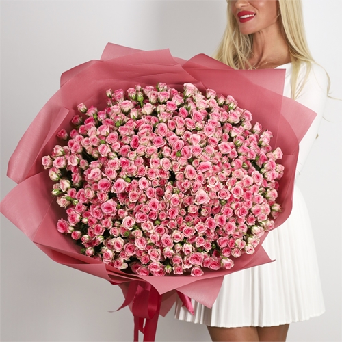 Букет из 101 розовой кустовой розы 60см с оформлением 3879 - фото 14341