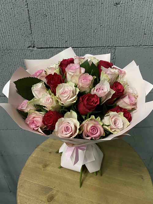 Букет из 35 роз Кения 40 см в оформлении (цвет на выбор) - фото 9143