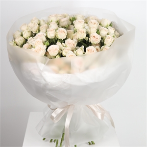Букет из 25 белых кустовых роз 60см с оформлением 3874