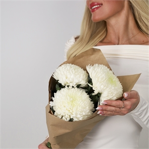 Букет из 3 одноголовых хризантем 2910