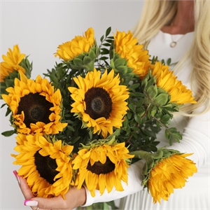 Букет из 9 подсолнухов 4015