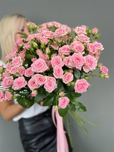 Роза кустовая розовая 70 см Россия  (Спрей Грация)