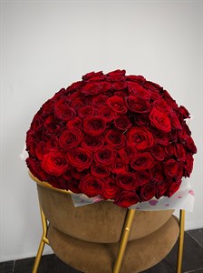 Букет из 101 красной розы Россия 70 см в оформлении