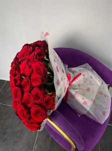 Букет из 51 красной розы Россия (70 см) в оформлении