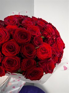 Букет из 55 красных роз Россия 60 см в оформлении