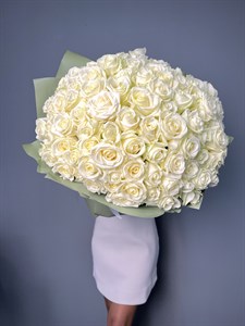Букет из 101 белой розы Россия 70 см в оформлении