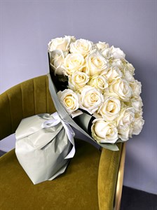Букет из 51 белой розы Россия 70 см в оформлении