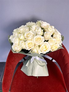 Букет из 51 белой розы Россия 60 см 51 шт в оформлении