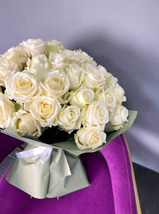 Букет из 55 белых роз Россия 60 см в оформлении