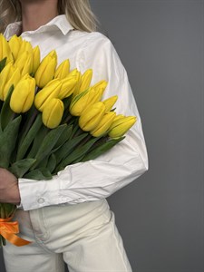 Букет из 25 желтых тюльпанов (Стронг голд) на ленте