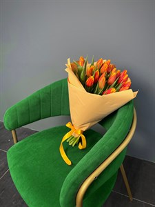 Букет из 25 оранжевых тюльпанов (Денмарк) в оформлении;
