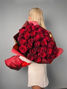 Букет из 55 бордовых роз Эквадор (60 см) в оформлении